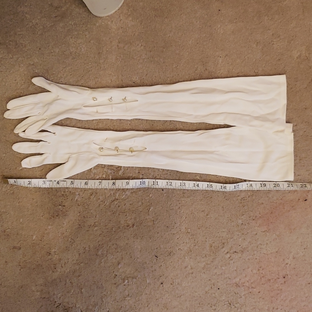 Vintage 1960s cream Opera elbow gloves